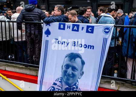 Les fans de football de Brighton et Hove Albion FC affichent Un portrait du président du club Tony Bloom devant le Globe public House à Marylebone, Londres. Banque D'Images