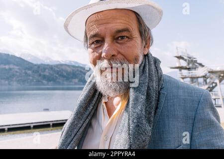 Portrait d'un homme confiant, beau, mature, retraité, grand-père dans la petite ville Banque D'Images