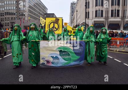 Londres, Royaume-Uni. 24th avril 2023. Les manifestants défilent à Westminster le quatrième et dernier jour de l'extinction les manifestations de la rébellion appelant à la fin des combustibles fossiles. Banque D'Images