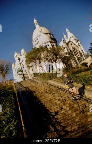 Jogger sur les étapes pour le Sacré Coeur Banque D'Images