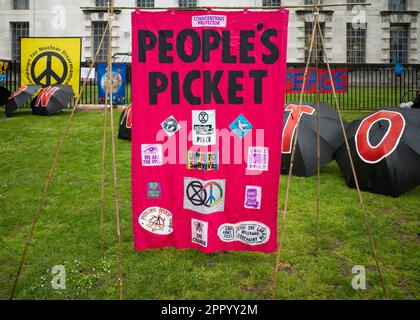 Bannière de People's Picket à l'extérieur du bâtiment du ministère de la Défense. Whitehall, Londres. La rébellion de l'extinction, l'événement Big One, vendredi 21st avril 2023. Banque D'Images