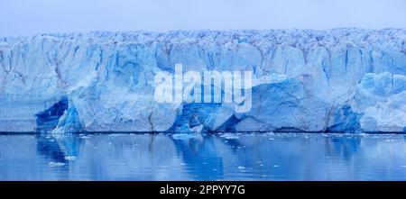 Glacier Lilliehöökbreen en été, dans les déboulettes de Lilliehööök Fjord / Lilliehööökfjorden, branche de Krossfjorden dans Albert I Land, Spitsbergen / Svalbard Banque D'Images