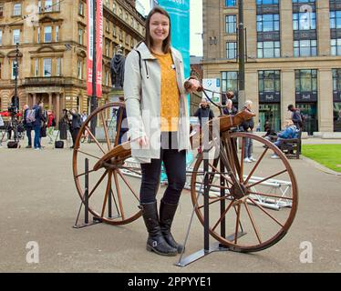 Glasgow, Écosse, Royaume-Uni 25th avril 2023. Le 23 million Mile Challenge, en partenariat avec Love to Ride, a marqué 100 jours avant l'inauguration de la cérémonie de cyclisme méga-événement UCI Memorial, une balade en vélo a vu la commémoration de la piste cyclable en bois de Dumfries à Glasgow, la première promenade à vélo jamais entreprise par l'inventeur écossais Kirkpatrick Macmillan sur le vélo à pédales en 1842. Sur la place George, le voyage original a été recréé avec le conservateur de Miss costello et une reproduction du vélo original du musée Dumfries. Crédit Gerard Ferry Banque D'Images