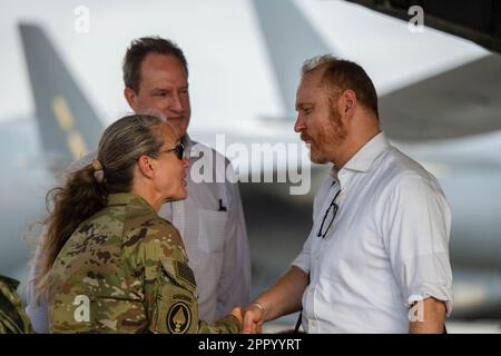 Ambouli, Djibouti. 23rd avril 2023. Le général de division Jami Shawley, commandant général de la Force opérationnelle interarmées combinée-Corne de l'Afrique, a quitté, accueille John T. Godfrey, aux États-Unis Ambassadeur auprès de la République du Soudan, à droite, au Camp Lemonnier, à Djibouti, au sujet de 23 avril, 2023. À la direction du président Joe Biden, l'armée américaine a mené une opération réussie pour évacuer en toute sécurité le personnel du gouvernement américain hors du Soudan. Photo par le sergent d'état-major Joseph P. Leveille/É.-U. Force aérienne/UPI crédit: UPI/Alay Live News Banque D'Images