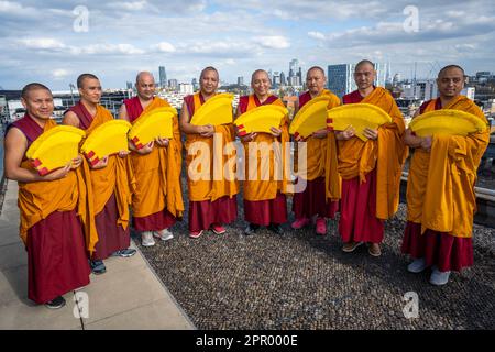 Londres, Royaume-Uni. 25 avril 2023. Les moines bouddhistes tibétains du monastère de Tashi Lhunpo ont organisé une cérémonie à Kings place près de la Croix du roi, en prévision du festival Songlines rencontres, le 24 mai. Fondé par le premier Dalaï Lama en 1447 à Shigatse, au Tibet central, Tashi Lhunpo est l'un des monastères les plus importants de la tradition bouddhiste tibétaine et est maintenant rétabli en exil en Inde. Credit: Stephen Chung / EMPICS / Alamy Live News Banque D'Images