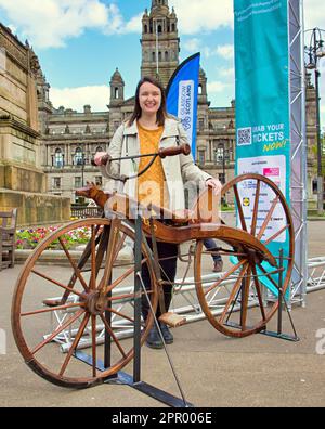 Glasgow, Écosse, Royaume-Uni 25th avril 2023. Le 23 million Mile Challenge, en partenariat avec Love to Ride, a marqué 100 jours avant l'inauguration de la cérémonie de cyclisme méga-événement UCI Memorial, une balade en vélo a vu la commémoration de la piste cyclable en bois de Dumfries à Glasgow, la première promenade à vélo jamais entreprise par l'inventeur écossais Kirkpatrick Macmillan sur le vélo à pédales en 1842. Sur la place George, le voyage original a été recréé avec le conservateur de Miss costello et une reproduction du vélo original du musée Dumfries. Crédit Gerard Ferry Banque D'Images