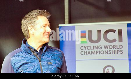 Glasgow, Écosse, Royaume-Uni 25th avril 2023. Le défi de 23 millions de miles en partenariat avec Love to Ride pour marquer 100 jours avant le méga-événement de cyclisme inaugural UCI. La promenade en vélo memorial a vu la commémoration de la route en vélo en bois de Dumfries à Glasgow, la toute première promenade en vélo jamais entreprise par l'inventeur écossais Kirkpatrick Macmillan sur le vélo à pédales en 1842. George Square comme le voyage original a été recréé par Katie Kookaburra et Jenny Tough et accueilli par Chris hoye, Jody Cundy avec Dougie Vipond du bbcCredit Gerard Ferry Banque D'Images