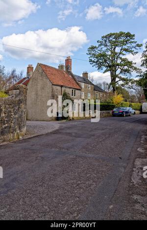 Paysage du village de Nunney en une journée ensoleillée, Somerset, Angleterre, Royaume-Uni - 8th avril 2023 Banque D'Images