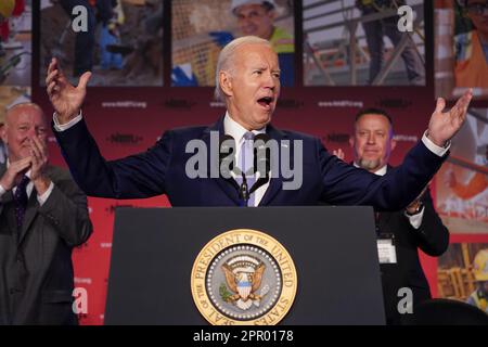 Washington, États-Unis. 25th avril 2023. LE président AMÉRICAIN Joe Biden prononce un discours sur son programme investir en Amérique lors de la conférence législative des syndicats des métiers du bâtiment en Amérique du Nord à Washington, DC, mardi, 25 avril 2023. Ce matin, le président Biden a annoncé officiellement sa candidature pour la réélection de 2024. Photo de Shawn Thew/UPI crédit: UPI/Alay Live News Banque D'Images