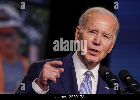 Washington, États-Unis. 25th avril 2023. LE président AMÉRICAIN Joe Biden prononce un discours sur son programme investir en Amérique lors de la conférence législative des syndicats des métiers du bâtiment en Amérique du Nord à Washington, DC, mardi, 25 avril 2023. Ce matin, le président Biden a annoncé officiellement sa candidature pour la réélection de 2024. Photo de Shawn Thew/UPI crédit: UPI/Alay Live News Banque D'Images