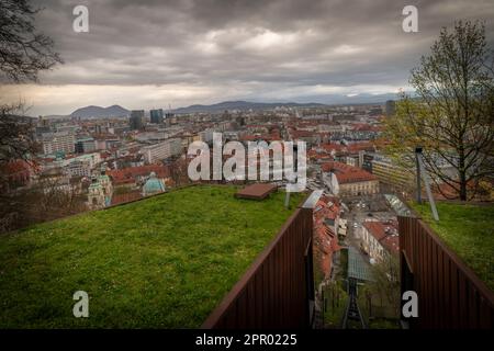 Printemps nuageux soirée fraîche près du château dans la capitale de Ljubljana Banque D'Images