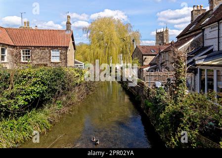 Jolis cottages et la rivière Mells à Nunney. Village de Nunney, Somerset, Angleterre, Royaume-Uni - 8th avril 2023 Banque D'Images