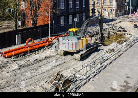 Site souterrain de remplacement de pipeline avec système d'assèchement sur la rue de la ville, pelle hydraulique creuse une tranchée profonde, vue de dessus Banque D'Images