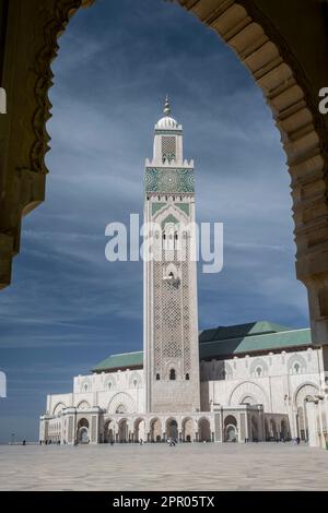 Monumentale mosquée Hassam II sur le boulevard Sidi Mohammed Ben Abdallah au bord de la mer. Banque D'Images
