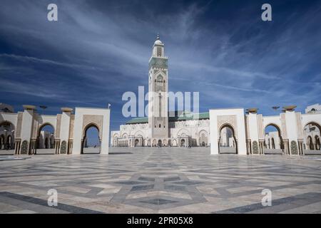 Monumentale mosquée Hassam II sur le boulevard Sidi Mohammed Ben Abdallah au bord de la mer. Banque D'Images