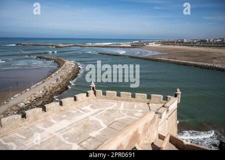 Plage de Rabat vue depuis les murs de la Kasbah des Udayas. Banque D'Images