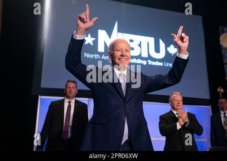 Washington, États-Unis. 25th avril 2023. LE président AMÉRICAIN Joe Biden prononce un discours sur son programme investir en Amérique lors de la conférence législative des syndicats des métiers du bâtiment en Amérique du Nord, à Washington, DC, États-Unis, du 25 au 19 avril 2023. Ce matin, le président Biden a annoncé officiellement sa candidature pour la réélection de 2024. Credit: Abaca Press/Alay Live News Banque D'Images