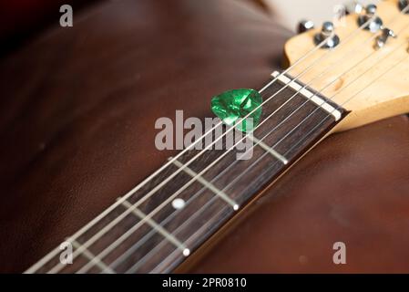 Guitar Pick tenu dans des cordes Banque D'Images