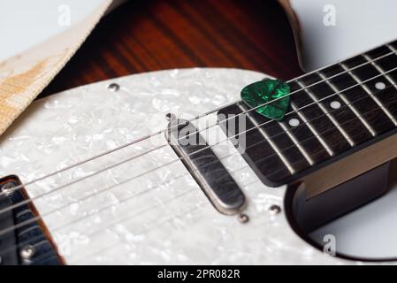 Guitar Pick tenu dans des cordes Banque D'Images