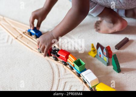 Enfant jouant avec le jouet de la piste de train Banque D'Images