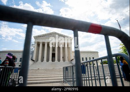 Washington, DC, 25 avril 2023. Les touristes et les locaux passent par la place calme et vide devant la Cour suprême des États-Unis, où les juges entendent des arguments oraux dans l'affaire Yegiazaryan c. Smagin, à Washington, DC, mardi, 25 avril, 2023. Yegiazaryan c. Smagin indique si un demandeur étranger déclare une réclamation civile qui peut être connue en vertu de la Loi sur les organisations influencées et corrompues par Racketeer lorsqu'il subit un préjudice à des biens incorporels, et dans l'affirmative, dans quelles circonstances. Crédit : Rod Lamkey/CNP Banque D'Images