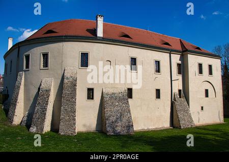 Château de Roztoky près de Prague au printemps ensoleillé. République tchèque. Banque D'Images