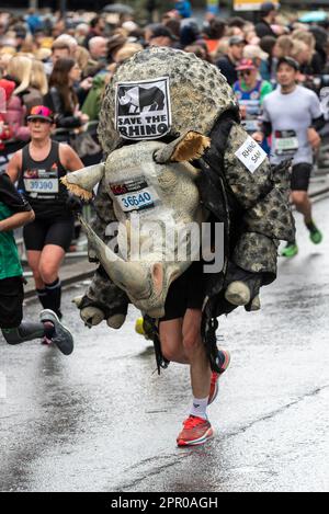 Sam durant portant le costume de rhinocéros en compétition au TCS London Marathon 2023, en passant par Tower Hill, Londres, Royaume-Uni. Sauver la charité de Rhino Banque D'Images