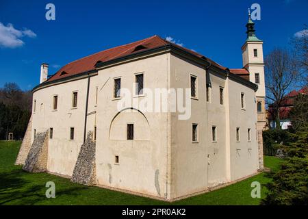 Château de Roztoky près de Prague au printemps ensoleillé. République tchèque. Banque D'Images
