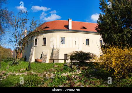 Château de Roztoky près de Prague au printemps ensoleillé. République tchèque. Banque D'Images
