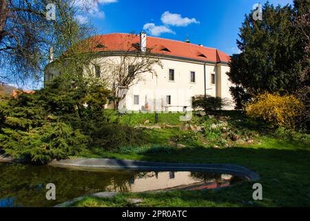 Château de Roztoky près de Prague au printemps ensoleillé. République tchèque. Banque D'Images