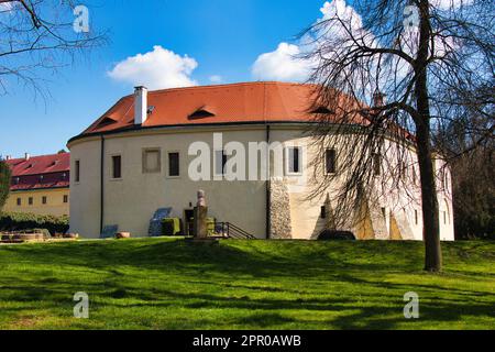 Château de Roztoky près de Prague au printemps ensoleillé. République tchèque. Banque D'Images