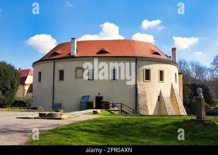 Château de Roztoky près de Prague au printemps ensoleillé. République tchèque. Banque D'Images
