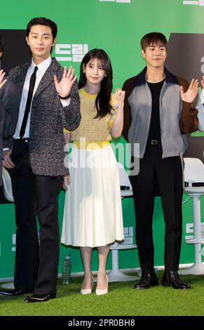 Séoul, Corée du Sud. 24th avril 2023. (De gauche à droite) l'acteur sud-coréen Park Seo-joon, la chanteuse et actrice Lee Ji-eun (nom de la scène: IU) et l'acteur Lee Hyun-woo, appel photo pour le film Dream VIP preview au cinéma COEX Megabox à Séoul, Corée du Sud sur 24 avril 2023. Le film s'ouvre sur 26 avril. (Photo de Lee Young-ho/Sipa USA) crédit: SIPA USA/Alay Live News Banque D'Images