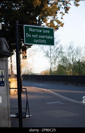 Un nouveau panneau sur le pont Wallingford avertissant les conducteurs de ne pas dépasser prendre les cyclistes voyageant sur le pont. Banque D'Images