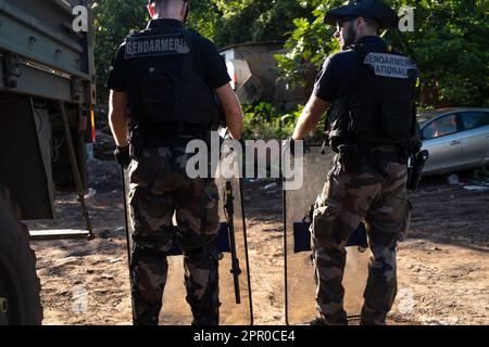 Koungou, Mayotte, France. 25th avril 2023. Des membres de la gendarmerie se sont déployés dans la bidonville de Talus. Au moment de l'opération Wuambushu, des émeutes se sont produites dans le quartier de Majicavo Dubaï, à Koungou. L'opération Wuambushu est détenue par les forces de l'ordre afin de relocaliser les personnes vivant dans les bidonvilles. La police et la gendarmerie saisir l'occasion de l'opération pour arrêter des migrants illégaux et des membres de gangs, le 25 avril 2023, à Koungou, Mayotte. Credit: Abaca Press/Alay Live News Banque D'Images