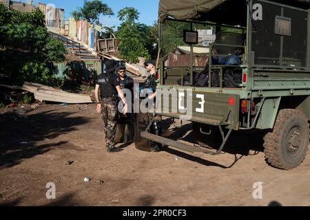 Koungou, Mayotte, France. 25th avril 2023. Des membres de la gendarmerie se sont déployés dans la bidonville de Talus. Au moment de l'opération Wuambushu, des émeutes se sont produites dans le quartier de Majicavo Dubaï, à Koungou. L'opération Wuambushu est détenue par les forces de l'ordre afin de relocaliser les personnes vivant dans les bidonvilles. La police et la gendarmerie saisir l'occasion de l'opération pour arrêter des migrants illégaux et des membres de gangs, le 25 avril 2023, à Koungou, Mayotte. Credit: Abaca Press/Alay Live News Banque D'Images