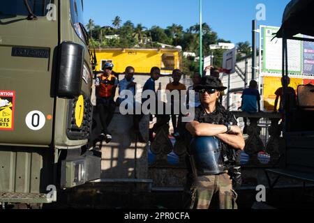 Koungou, Mayotte, France. 25th avril 2023. Membre de la gendarmerie déployé dans la bidonville de Talus. Au moment de l'opération Wuambushu, des émeutes se sont produites dans le quartier de Majicavo Dubaï, à Koungou. L'opération Wuambushu est détenue par les forces de l'ordre afin de relocaliser les personnes vivant dans les bidonvilles. La police et la gendarmerie saisir l'occasion de l'opération pour arrêter des migrants illégaux et des membres de gangs, le 25 avril 2023, à Koungou, Mayotte. Credit: Abaca Press/Alay Live News Banque D'Images