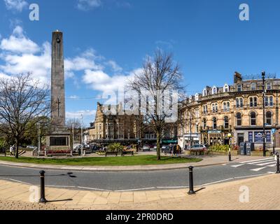 Un paysage extérieur panoramique de l'architecture victorienne de Prospect Square à Harrogate, dans le North Yorkshire, avec le mémorial de guerre et le café de Betty Banque D'Images