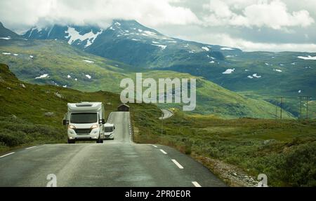 Deux autocaravanes sur la route panoramique norvégienne lors de l'expédition d'été dans le Nord. Banque D'Images