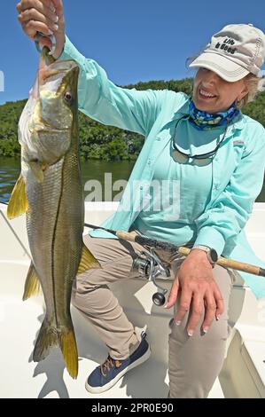 Un pêcheur à la ligne admire une jolie prise des appartements et des îles au large de Crystal River dans le comté de Citrus ! Les grands snook sont toujours mordre ! Banque D'Images