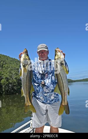 Un pêcheur à la ligne admire une jolie prise des appartements et des îles au large de Crystal River dans le comté de Citrus ! Les grands snook sont toujours mordre ! Banque D'Images