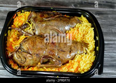 Escab farci de Hamam Mahshi égyptien, cuisine arabe, plat traditionnel égyptien farci de pigeon rempli de riz et de grains de blé vert craquelés Freekeh, Banque D'Images