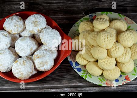 Cookies arabes traditionnels pour la célébration des fêtes islamiques de la fête d'El-Fitr, Ghoriba égyptien qui est fait de ghee et Kahk égyptien couvert avec Banque D'Images