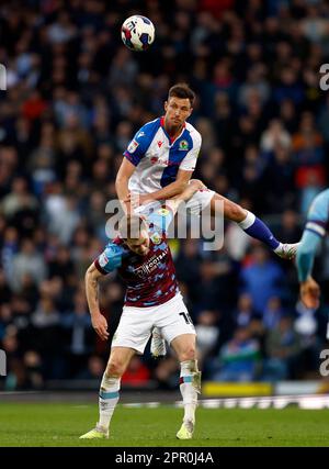 Ashley Barnes, de Burnley, et Dominic Hyam, de Blackburn Rovers, se battent pour le ballon lors du match du championnat Sky Bet à Ewood Park, à Blackburn. Date de la photo: Mardi 25 avril 2023. Banque D'Images