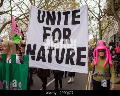 Grande bannière de protestation « Unite for nature », manifestation le jour de la Terre 2023, Londres, fin de semaine de la rébellion d'extinction « The Big One » des manifestations Westminster Banque D'Images