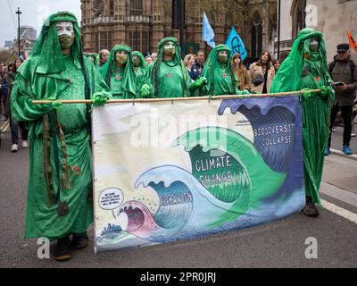 Les rebelles verts ralentissent la marche vers le Parlement, le Big One, le week-end de la rébellion d'extinction, le 2023 avril. Activistes de l'environnement de Street Performing. Banque D'Images