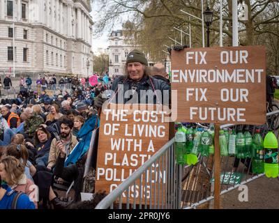 Activiste avec de grands placards protestant contre l'utilisation des plastiques et la fixation de l'environnement. Lors de l'événement organisé de la « mort dans » extinction Rebellion à Londres. Banque D'Images