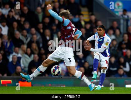 Le Dolan Tyrhys de Blackburn Rovers (à droite) tente un tir sur le but lors du match du championnat Sky Bet à Ewood Park, Blackburn. Date de la photo: Mardi 25 avril 2023. Banque D'Images