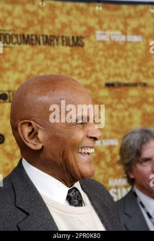 6 OCTOBRE - NEW YORK, NY- l à r : Pamela Belfonte(épouse), Malena Belfonte(belle-fille), David Belfonte(fils) et l'acteur Harry Belafonte à la première HBO de « Sing Your Song », qui raconte la vie et la carrière emblématique du légendaire artiste du spectacle et héros des droits civiques Harry Belafonte, au Théâtre Apollo de 6 octobre 2011 à Harlem, New York Credit: Chris Moore / MediaPunch Banque D'Images