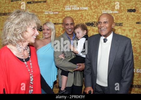 6 OCTOBRE - NEW YORK, NY- l à r : Pamela Belfonte(épouse), Malena Belfonte(belle-fille), David Belfonte(fils) et l'acteur Harry Belafonte à la première HBO de « Sing Your Song », qui raconte la vie et la carrière emblématique du légendaire artiste du spectacle et héros des droits civiques Harry Belafonte, au Théâtre Apollo de 6 octobre 2011 à Harlem, New York Credit: Chris Moore / MediaPunch Banque D'Images